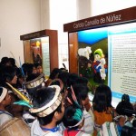 Niños del Programa Juntos visitando la exposición sobre el "Libro infantil peruano" del 2010.