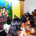 Niños del Programa Juntos visitando la muestra del "Libro Infantil Peruano" del 2010.