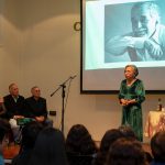 Los integrantes del programa Abuelas y Abuelos Cuentacuentos le rinden homenaje a Gabriel García, quien el pasado 6 de marzo habría cumplido 93 años. (Foto: Tom Quiroz)